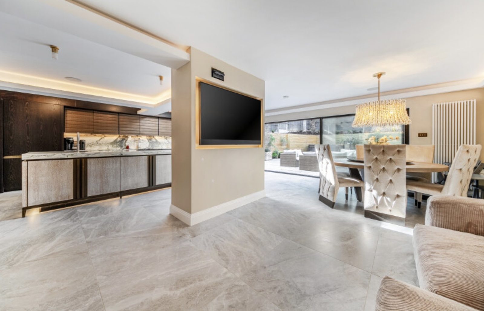 Kitchen and dining connected to the terrace